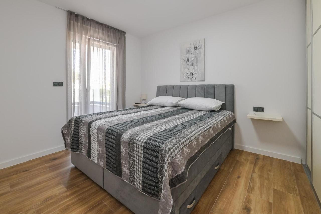 The Eagle Apartment Novalja Luaran gambar