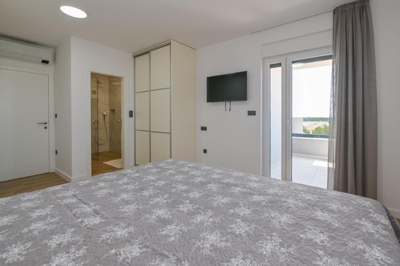 The Eagle Apartment Novalja Luaran gambar