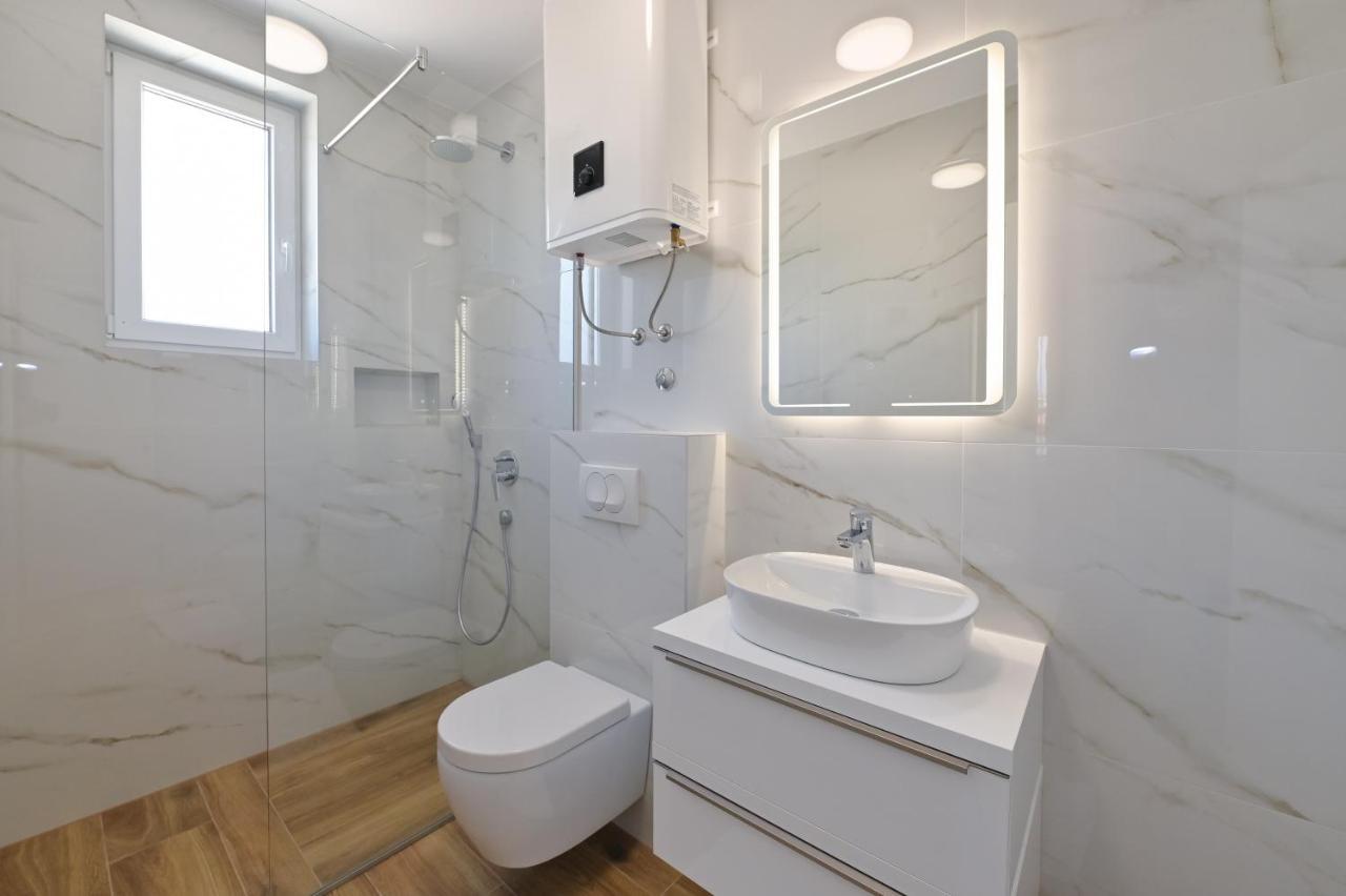 The Eagle Apartment Novalja Luaran gambar